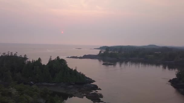 Luftaufnahme Der Pazifikküste Während Eines Bewölkten Sommersonnenuntergangs Aufgenommen Ucluelet Vancouver — Stockvideo