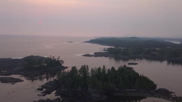 在多云的夏季日落时 可以欣赏到太平洋海岸的空中海景 拍摄于加拿大 温哥华岛 Ucluelet — 图库视频影像