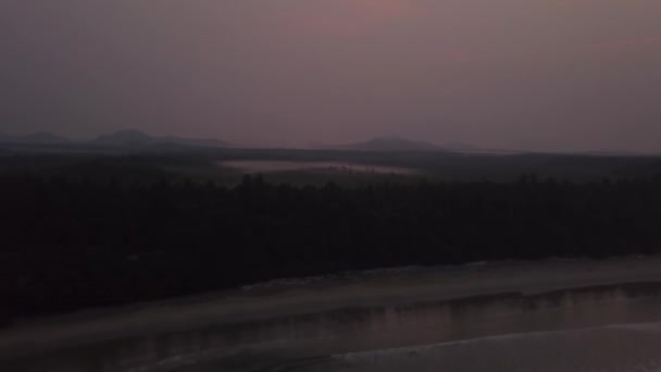 曇り夏の日没時に太平洋の海の海岸の航空海景ビュー ユキュレットにある バンクーバー島 ブリティッシュ コロンビア カナダでの撮影 — ストック動画