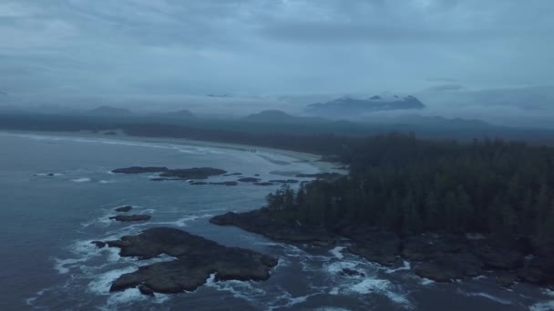 在多云的夏日日落时分 太平洋沿岸的海景鸟瞰图 在加拿大公元前的温哥华岛托菲诺和乌克雷特附近拍摄 — 图库视频影像