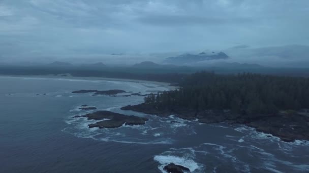 Bir Bulutlu Yaz Gün Batımı Sırasında Pasifik Okyanusu Kıyılarının Hava — Stok video