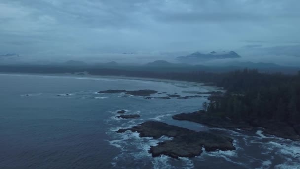在多云的夏日日落时分 太平洋沿岸的海景鸟瞰图 在加拿大公元前的温哥华岛托菲诺和乌克雷特附近拍摄 — 图库视频影像