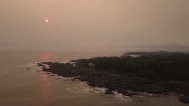 在多云的夏季日落时 可以欣赏到太平洋海岸的空中海景 拍摄于加拿大 温哥华岛 Ucluelet — 图库视频影像