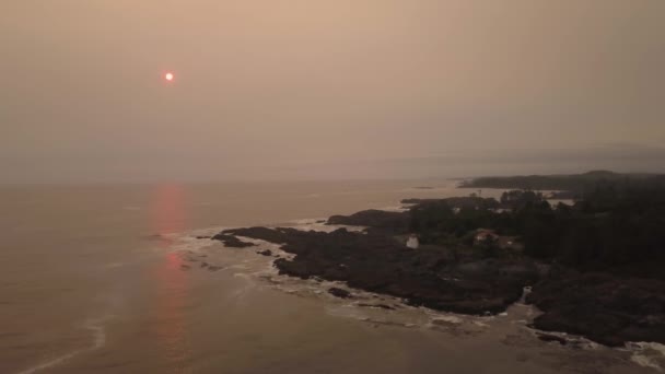 曇り夏の日没時に太平洋の海の海岸の航空海景ビュー ユキュレットにある バンクーバー島 ブリティッシュ コロンビア カナダでの撮影 — ストック動画