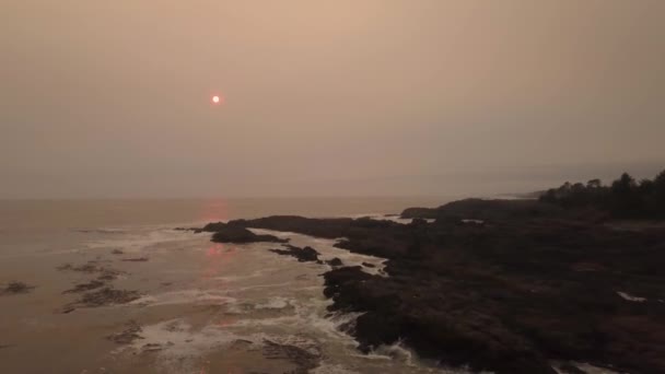 曇り夏の日没時に太平洋の海の海岸の航空海景ビュー ユキュレットにある バンクーバー島 ブリティッシュ コロンビア カナダでの撮影 — ストック動画