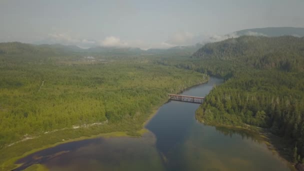 Vue aérienne du lac Kennedy par une journée nuageuse d'été. Pris près de Tofino et Ucluelet, île de Vancouver, C.-B., Canada .