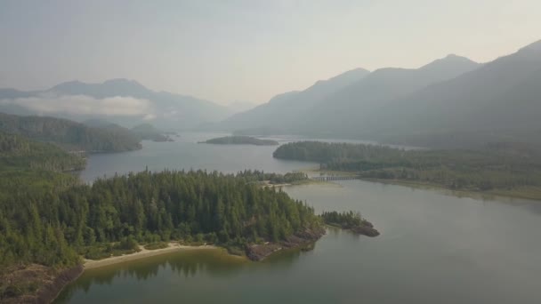 日当たりの良い夏の日の間に湖の空撮 バンクーバー島 ブリティッシュ コロンビア カナダでの撮影 — ストック動画