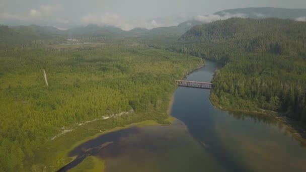 Vue aérienne du lac Kennedy par une journée nuageuse d'été. Pris près de Tofino et Ucluelet, île de Vancouver, C.-B., Canada .