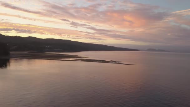 Vista Aérea Belo Pôr Sol Colorido Uma Pequena Cidade Oceano — Vídeo de Stock