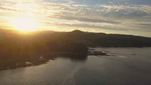 Vista Aérea Belo Pôr Sol Colorido Uma Pequena Cidade Oceano — Vídeo de Stock