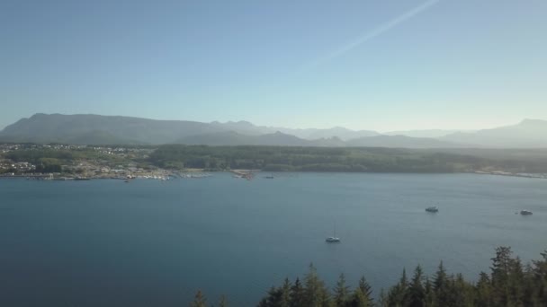 Vista Aérea Uma Pequena Cidade Port Mcneill Durante Vibrante Dia — Vídeo de Stock