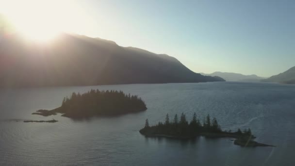 Luftaufnahme Einer Wunderschönen Kanadischen Landschaft Während Eines Pulsierenden Sommersonnenuntergangs Aufgenommen — Stockvideo