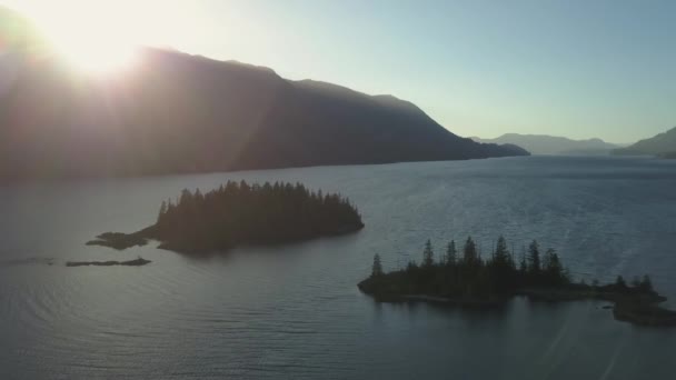 Flygfoto Över Floden Dalen Det Vackra Kanadensiska Bergslandskapet Molnig Solnedgång — Stockvideo