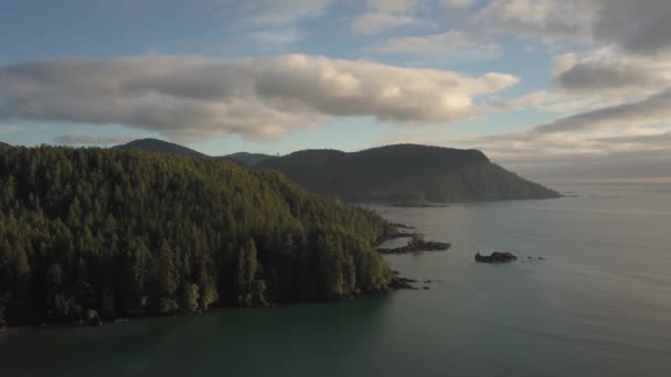 Mooie Luchtfoto Zeegezicht Uitzicht Stille Oceaan Kust Tijdens Een Levendige — Stockvideo