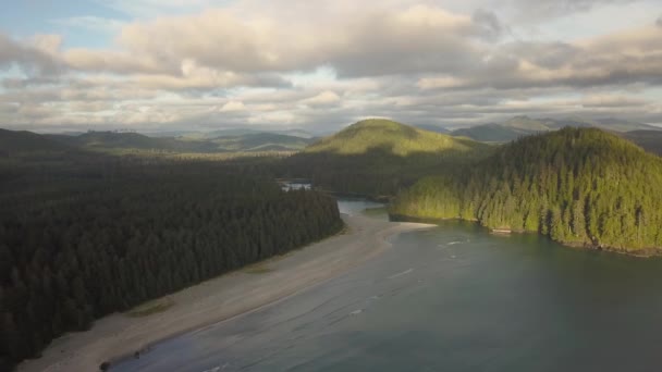 Schöne Luftaufnahme Des Meeres Der Pazifikküste Während Eines Pulsierenden Sommersonnenaufgangs — Stockvideo