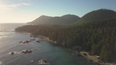 Güzel hava deniz manzarası görünümü bir canlı yaz gün batımı sırasında Pasifik Okyanusu kıyısında. Kuzey Vancouver Adası, British Columbia, Kanada alınan.