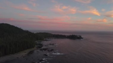 Güzel hava deniz manzarası görünümü bir canlı yaz gün batımı sırasında Pasifik Okyanusu kıyısında. Kuzey Vancouver Adası, British Columbia, Kanada alınan.