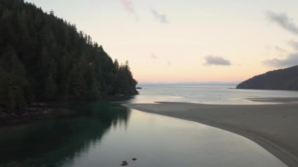 曇り夏日の出時に太平洋海岸の美しいビーチの眺め ジョセフ湾 北のバンクーバーの島 ブリティッシュ コロンビア カナダでの撮影 — ストック動画