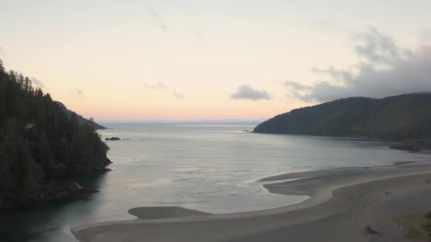 Flygfoto Över Vacker Strand Stilla Havet Kusten Molnig Sommar Soluppgång — Stockvideo