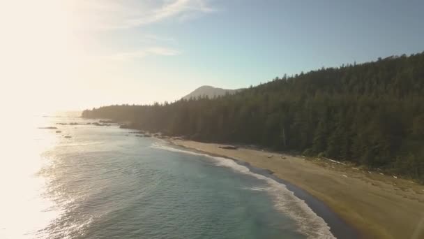 Mooie Luchtfoto Zeegezicht Uitzicht Stille Oceaan Kust Tijdens Een Zonsondergang — Stockvideo