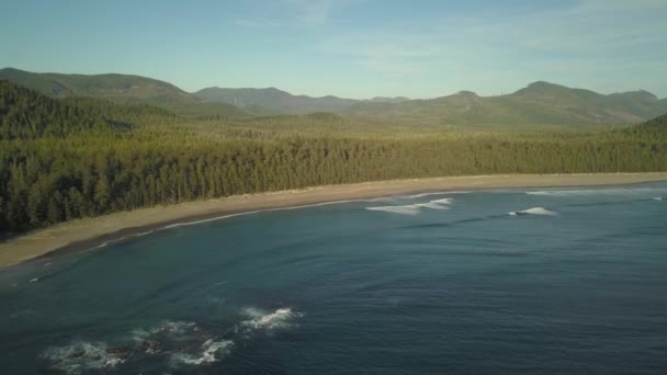 活気のある夏の日の出の間に太平洋の海の海岸の美しい空中海景ビュー 助成金湾 北のバンクーバーの島 ブリティッシュ コロンビア カナダでの撮影 — ストック動画