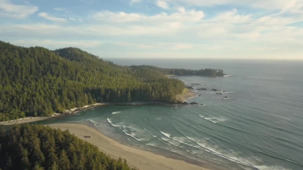 在充满活力的夏季日落中 在太平洋海岸欣赏美丽的空中海景 拍摄于加拿大不列颠哥伦比亚省北温哥华岛 — 图库视频影像