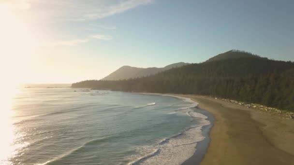 Mooie Luchtfoto Zeegezicht Uitzicht Stille Oceaan Kust Tijdens Een Zonsondergang — Stockvideo