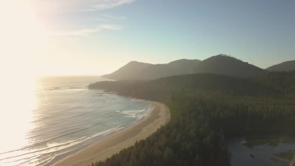 在充满活力的夏季日落中 在太平洋海岸欣赏美丽的空中海景 拍摄于加拿大不列颠哥伦比亚省北温哥华岛 — 图库视频影像