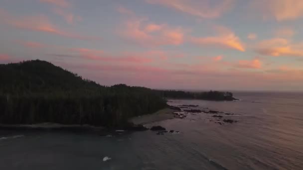 鮮やかな夏の日没時に太平洋の海の海岸の美しい空中海景ビュー 北バンクーバーの島 ブリティッシュ コロンビア カナダで撮影しました — ストック動画