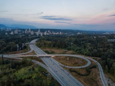 Bir otoban giriş ve çıkışlarda modern şehrin canlı yaz gün batımı sırasında hava görünümünü. Burnaby, büyük Vancouver, Bc, Kanada alınan.