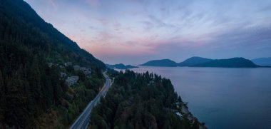 Hava panoramik manzara otoyol kaplı güzel Kanada dağ manzarası yaz gün doğumu sırasında tarafından. Sunset Beach, Vancouver, British Columbia, Kanada kuzeyindeki alınan.