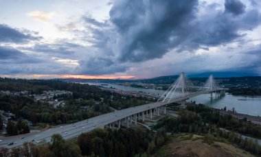 Hava panoramik Trans Kanada karayolu dramatik bir bulutlu gün batımı sırasında bağlantı noktası Mann Köprüsü yakınlarında. Surrey, Vancouver, Bc, Kanada alınan.