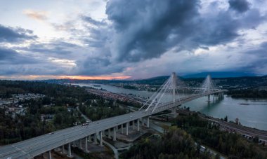 Hava panoramik Trans Kanada karayolu dramatik bir bulutlu gün batımı sırasında bağlantı noktası Mann Köprüsü yakınlarında. Surrey, Vancouver, Bc, Kanada alınan.