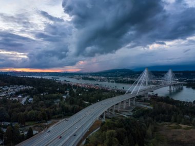 Havadan görünümü Trans Kanada karayolu dramatik bir bulutlu gün batımı sırasında bağlantı noktası Mann Köprüsü yakınlarında. Surrey, Vancouver, Bc, Kanada alınan.