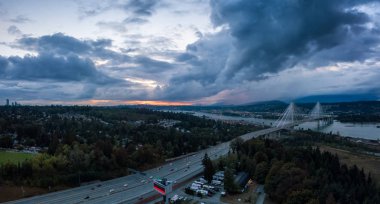 Hava panoramik Trans Kanada karayolu dramatik bir bulutlu gün batımı sırasında bağlantı noktası Mann Köprüsü yakınlarında. Surrey, Vancouver, Bc, Kanada alınan.