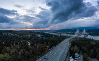 Hava panoramik Trans Kanada karayolu dramatik bir bulutlu gün batımı sırasında bağlantı noktası Mann Köprüsü yakınlarında. Surrey, Vancouver, Bc, Kanada alınan.