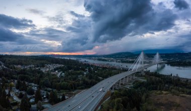 Hava panoramik Trans Kanada karayolu dramatik bir bulutlu gün batımı sırasında bağlantı noktası Mann Köprüsü yakınlarında. Surrey, Vancouver, Bc, Kanada alınan.