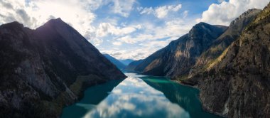 Hava panoramik Seton göl güzel Kanada dağ manzarası ile çevrili bir bulutlu gün batımı sırasında Vadisi'nde. Lillooet, British Columbia, Kanada alınan.