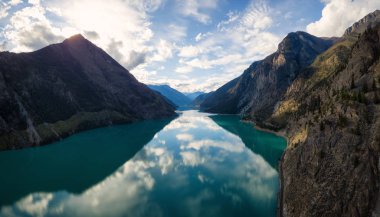 Hava panoramik Seton göl güzel Kanada dağ manzarası ile çevrili bir bulutlu gün batımı sırasında Vadisi'nde. Lillooet, British Columbia, Kanada alınan.