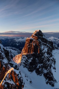 Canlı bir gün batımı sırasında hava görünümünü Kanada dağ manzara. Vancouver, British Columbia, Kanada kuzeyindeki alınan.