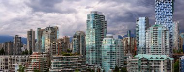 Canlı bir akşam sırasında panoramik şehir şehir binaların. Vancouver, British Columbia, Kanada alınan.
