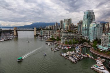 Downtown Vancouver, British Columbia, Kanada - 14 Haziran 2018: False Creek havadan görünümü bir canlı yaz gün batımı sırasında.