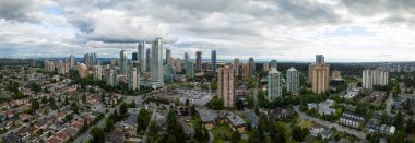 Hava panoramik bir canlı yaz bulutlu gün boyunca modern bir şehir konut evleri. Burnaby, Vancouver, Bc, Kanada alınan.