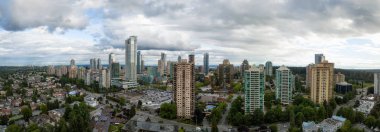 Hava panoramik bir canlı yaz bulutlu gün boyunca modern bir şehir konut evleri. Burnaby, Vancouver, Bc, Kanada alınan.