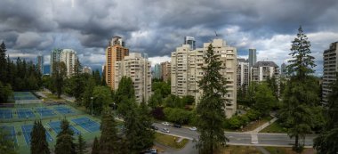 Hava panoramik bir canlı yaz bulutlu gün boyunca modern bir şehir konut evleri. Burnaby, Vancouver, Bc, Kanada alınan.