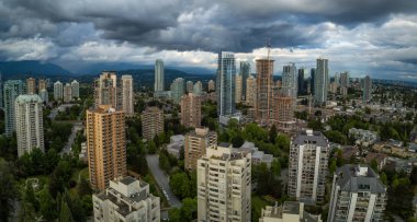 Hava panoramik bir canlı yaz bulutlu gün boyunca modern bir şehir konut evleri. Burnaby, Vancouver, Bc, Kanada alınan.