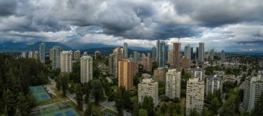 Hava panoramik bir canlı yaz bulutlu gün boyunca modern bir şehir konut evleri. Burnaby, Vancouver, Bc, Kanada alınan.