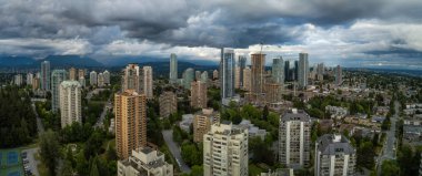Hava panoramik bir canlı yaz bulutlu gün boyunca modern bir şehir konut evleri. Burnaby, Vancouver, Bc, Kanada alınan.