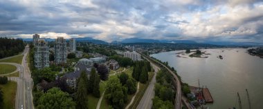 Hava panoramik bir canlı yaz gün batımı sırasında modern bir şehir konut evleri. Alınan New Westminster, Vancouver, Bc, Kanada.