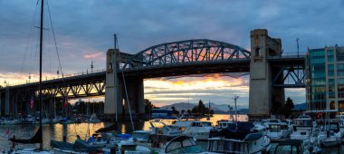 Downtown Vancouver, British Columbia, Kanada - 14 Haziran 2018: False Creek Bridge'de Burrard güzel manzarasına bulutlu bir gece gün batımından sonra sırasında.